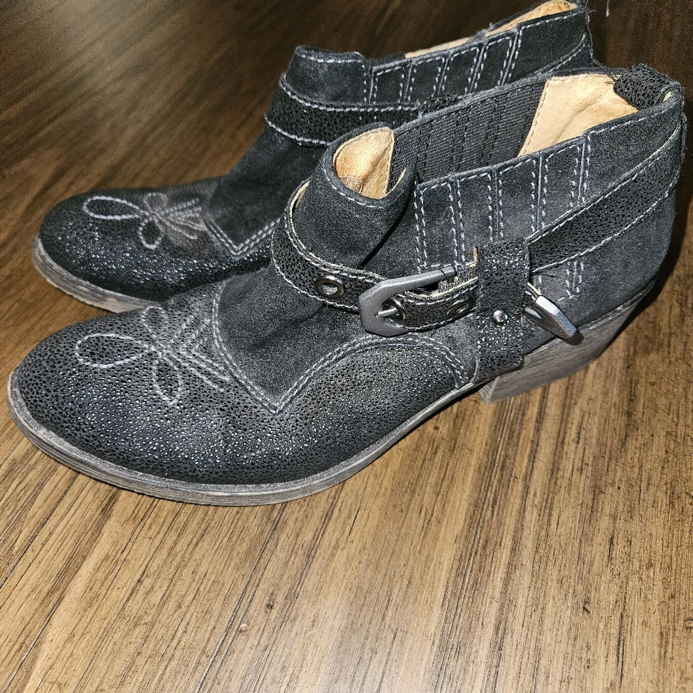 Naya Black Leather Ankle Boots Embroidered Western Buckle Accents Women's 8M